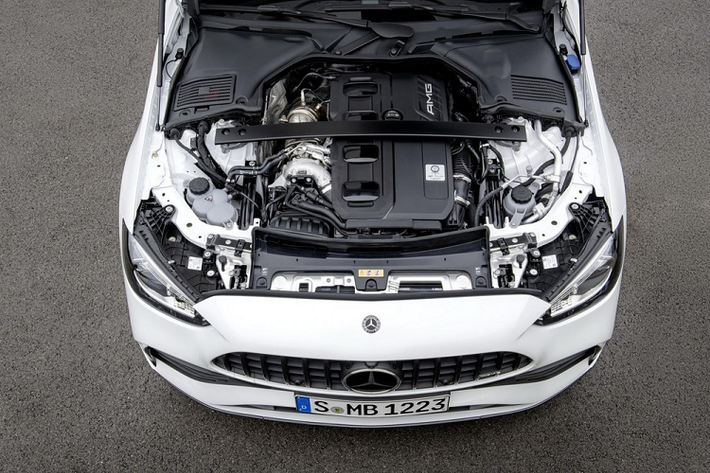 Đáng quan tâm hơn, Mercedes-Benz Việt Nam sẽ không nhập khẩu mà lắp ráp xe Mercedes-AMG C43 4Matic 2023 để nhận được nhiều sự ưu đãi về thuế, giúp giá bán cạnh tranh hơn so với xe nhập. Dù vậy, hãng chưa tiết lộ giá xe Mercedes-AMG C43 4Matic 2023 là bao nhiêu. Như vậy, sau chiếc C300 AMG, đây là dòng C-Class thứ 2 được Mercedes-Benz Việt Nam lắp ráp trong nước.
