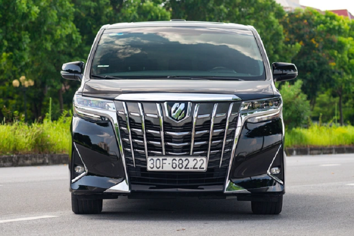 Toyota Alphard được trang bị hệ thống an toàn Toyota Safety Sense P thế hệ thứ 2. Hệ thống này gồm cảnh báo trước va chạm với chức năng phát hiện khách bộ hành và người đi xe đạp