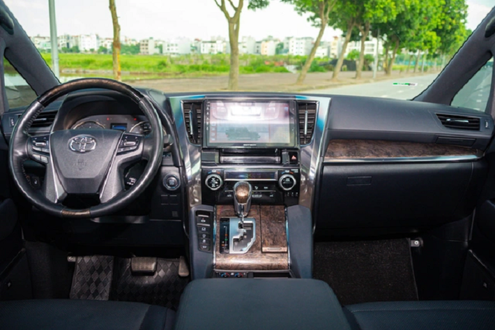 Mẫu xe MPV Toyota Alphard hạng sang được ví giống như một chuyên cơ mặt đất với kích thước Dài x Rộng x Cao lần lượt là 4.945 x 1.850 x 1.890 (mm). Chiều dài cơ sở ở mức 3.000 mm.