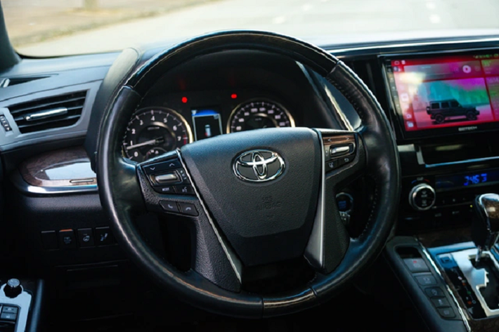 Mẫu MPV hạng sang của nhà Toyota có thiết kế hầm hố với phần đầu xe vuông vức, lưới tản nhiệt mạ Chrome cỡ lớn liền mạch với cụm đèn pha LED Projector.
