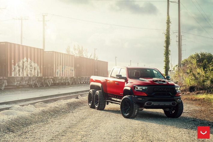 Ram 1500 TRX đời mới không chỉ là mẫu xe bán tải động cơ đốt trong mạnh nhất thế giới mà nó còn là một trong những mẫu xe sản xuất hầm hố nhất hiện đang được bán. Tuy nhiên, chiếc xe cụ thể này thậm chí còn đáng chú ý hơn nữa khi nó có tới 6 bánh.