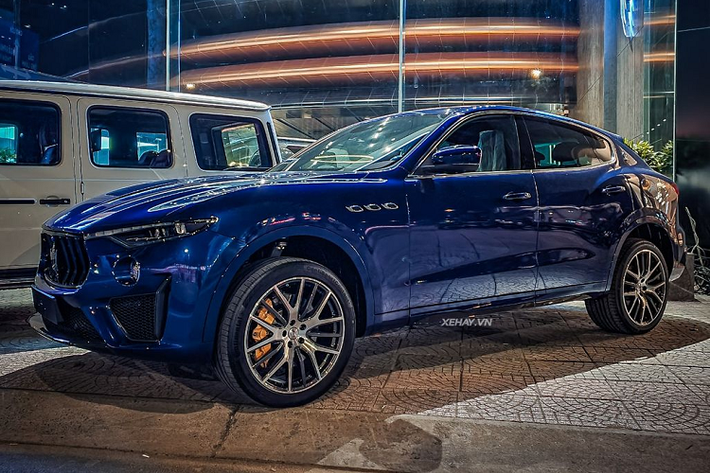 Vào ngày 5/5 vừa qua, một chiếc Maserati Levante Trofeo đời mới đã âm thầm được đưa về nước, nâng tổng số xe tại Việt Nam lên 4 chiếc. Chiếc Maserati Levante Trofeo trong bài sở hữu màu sơn ngoại thất xanh trẻ trung, năng động, trong khi nội thất lại mang tông màu đỏ “sexy”.
