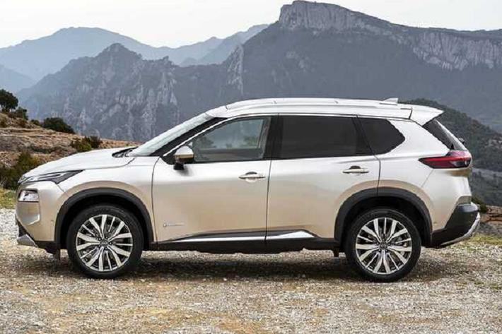 X-Trail tại châu Âu sở hữu 3 hàng ghế với dung tích khoang hành lý 585 lít. Nội thất xe trang bị màn hình thông tin giải trí cảm ứng 12,3 inch kết hợp với cụm đồng hồ đo kỹ thuật số 12,3 inch và màn hình HUD 10,8 inch.