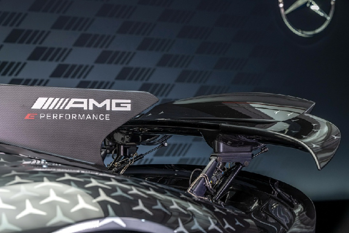 Hệ thống dẫn động 4 bánh AMG Performance 4MATIC có khả năng biến thiên độc lập từng bánh theo điều kiện mặt đường.