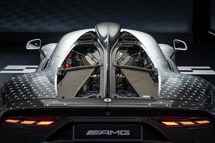 Giá xe Mercedes-AMG ONE bản sản xuất khởi điểm khoảng 2,72 triệu USD và chỉ có 275 chiếc được sản xuất. Mẫu siêu xe này sẽ được trưng bày tại Goodwood Festival vào cuối tháng 6 này.