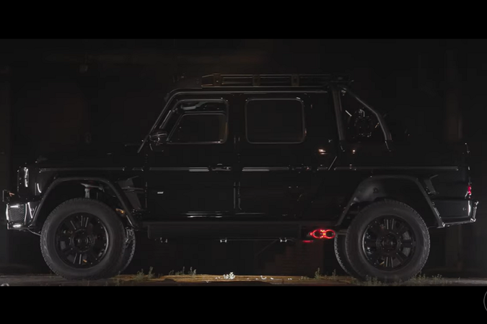 Brabus cũng chia sẻ rằng có đến 206 chi tiết bên trong cabin đã được hoàn thiện với cái gọi là “shadow chrome”, đồng thời còn có một bộ phận bằng chất liệu sợi carbon.
