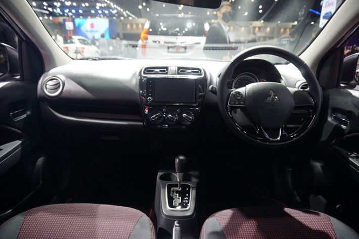 So với bản thường, Mitsubishi Mirage Ralliart 2023 sở hữu ngoại hình nổi bật hơn nhờ gói phụ kiện Ralliart, bao gồm ốp cua lốp với vân sợi carbon thể thao và chắn bùn màu đỏ sau 4 bánh xe.