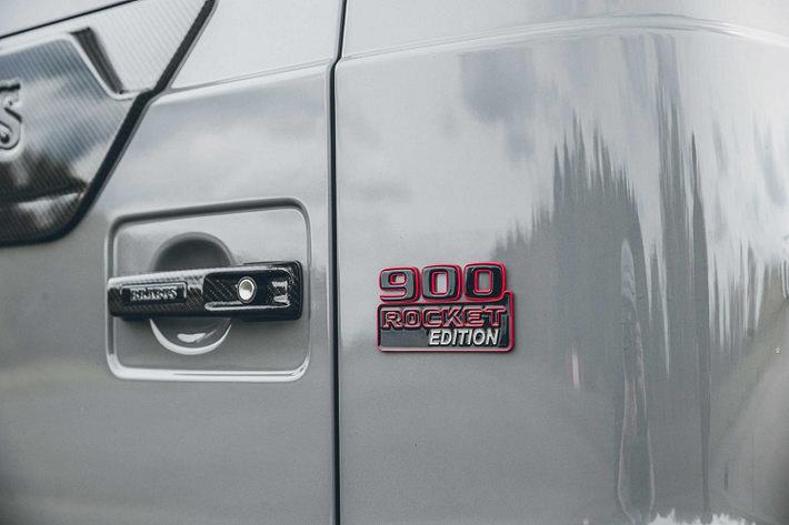 Ở thiết kế, dù dựa trên xe Mercedes-AMG G63 nhưng mẫu xe 900 Rocket Edition đã được Brabus định nghĩa lại đỉnh cao của danh mục SUV tốc độ với khái niệm khí động học thân rộng mới được phát triển giúp xe rộng hơn khoảng 10 cm so với bản tiêu chuẩn.
