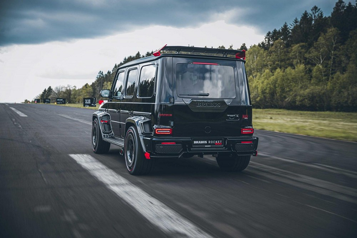 Điều làm nên sự hấp dẫn của Brabus 900 Rocket Edition chính là việc xe được độ từ trong ra ngoài và còn nâng cấp động cơ lên công suất cực khủng 900 ps, đúng với tên gọi của xe và giá bán của xe độ Brabus 900 Rocket Edition không hề rẻ khi tại nước ngoài đã 13 tỷ đồng, tức bằng một chiếc xe Mercedes-AMG G63 đã nộp đủ thuế tại Việt Nam nhưng nếu so với giá từ nhà máy, Brabus 900 Rocket Edition có giá đắt gấp 3,5 lần xe tiêu chuẩn.