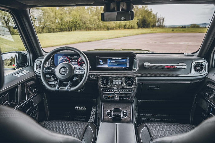 Nội thất xe Brabus 900 Rocket Edition cũng được thêm vào đó da cao cấp, carbon và các phụ kiện giúp chủ xe có thể tự tin là mình đang sở hữu 1 trong 25 xe Brabus 900 Rocket Edition trên toàn thế giới chủ không phải hàng chục nghìn xe SUv hạng sang Mercedes-AMG G63 phổ thông.