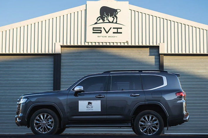 Nhìn bề ngoài, Toyota Land Cruiser 2022 bọc thép không khác biệt lớn so với bản thường song thực tế xe đã được SVI Engineering gia tăng thêm gần 750kg trang bị tối tân để biến chiếc xe trở thành một “pháo đài di động”.