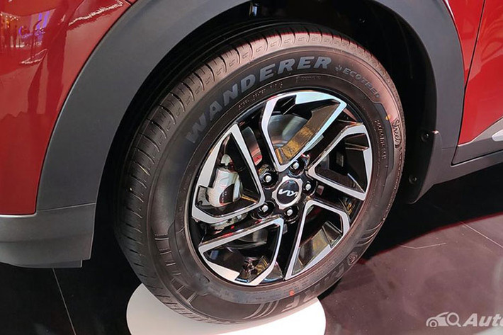 Tiếp đến là vành hợp kim 16 inch, sơn phối 2 màu thể thao, và nẹp thân xe màu đen theo phong cách SUV. Đằng sau, mẫu MPV cỡ nhỏ này được trang bị đèn hậu LED nối liền với nhau, cánh gió mui tích hợp đèn phanh trên cao và nẹp mạ crôm bao quanh cản sau.
