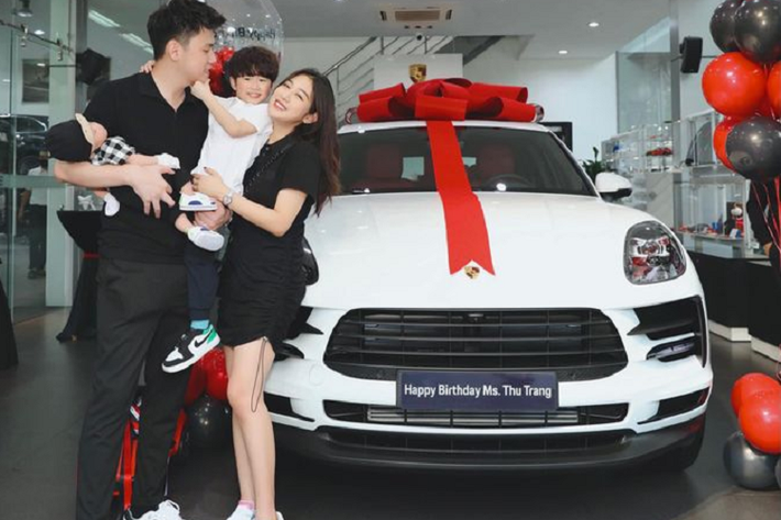 Không rõ đây là siêu xe Porsche 911 của Trang Lou và Tùng Sơn thuộc phiên bản nào nhưng hiện tại 911 chính hãng có giá khởi điểm gần 7 tỷ đồng.