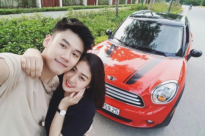 Chiếc Porsche 911 thế hệ mới của gia đình nhà Xoài Dừa có màu sơn đỏ đặc trưng kèm theo tùy chọn cản trước thể thao, bộ mâm 5 chấu đơn 2 tông màu tương phản.