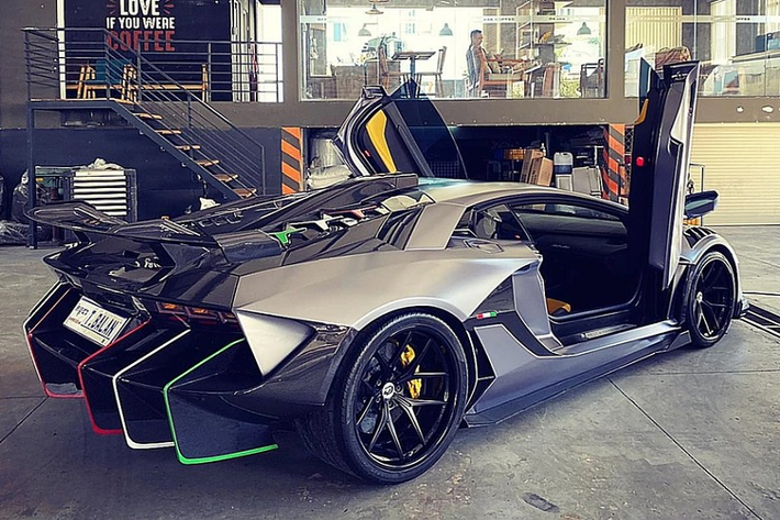 Ngoài bộ body kit của hãng độ Duke Dynamics, chiếc siêu xe Lamborghini Aventador LP700-4 này còn 1 điểm nhấn chính là biển số xe thể hiện tên viết tắt của chủ nhân, như cách Hoàng Kim Khánh mang tên vợ lên biển số siêu phẩm McLaren Senna và gần đây nhất là tên của đại gia quê Hải Dương trên bom tấn megacar Koenigsegg Regera.