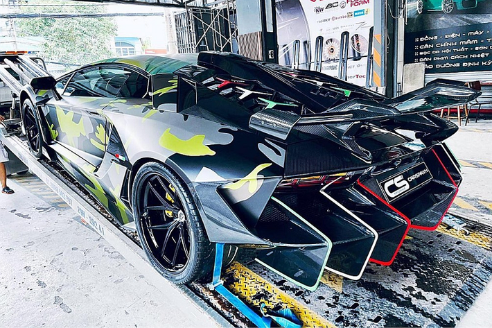 Gói độ đắt đỏ và siêu hiếm của hãng độ Duke Dynamics đã giúp Lamborghini Aventador LP700-4 lột xác qua nhiều phiên bản khác nhau từ nâng cấp giữa vòng đời là Aventador S ở đầu xe, đến xe giới hạn Lamborghini Aventador SVJ ở hốc gió bên hông và vòng ra đuôi xe có thể thấy phần khuếch tán lấy ý tưởng của siêu phẩm triệu đô Lamborghini Centenario.