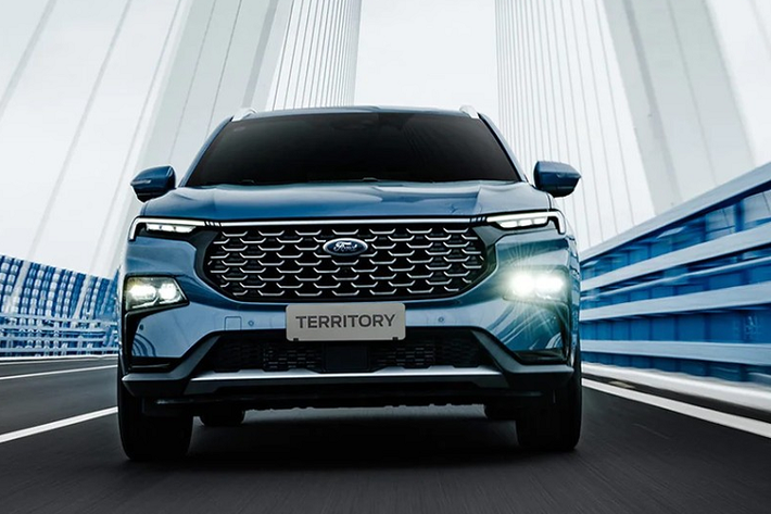 Đúng như thông tin dự kiến từ trước đó, mẫu xe Ford Territory 2023 mới sẽ chính thức ra mắt thị trường Việt vào ngày 10/10 tới đây. Với sự góp mặt của Territory 2023, phân khúc SUV cỡ C tại Việt Nam chuẩn bị thêm sôi động. Cách đây không lâu, xe cũng đã bất ngờ xuất hiện tại đại lý. Theo thông tin từ nhân viên tư vấn bán hàng của đại lý, mẫu SUV cỡ C này sẽ có 3 phiên bản là Trend, Titanium và Titanium X.