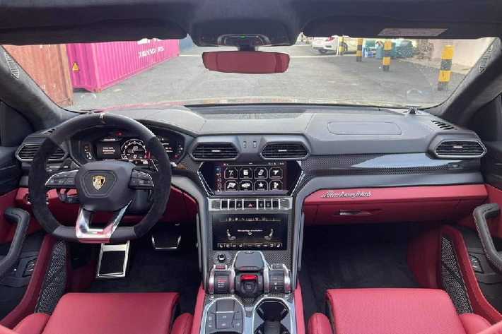 Được biết, trong số hơn 15 chiếc xe siêu SUV Lamborghini Urus mới về Việt Nam, chỉ có khoảng 3 chiếc mang màu sơn đen nguyên bản. Trong đó, chiếc Lamborghini Urus mới lộ ảnh khui công có thêm bộ mâm 5 chấu kép sơn 2 tông màu tương phản là đen-bạc cùng kẹp phanh màu đỏ.