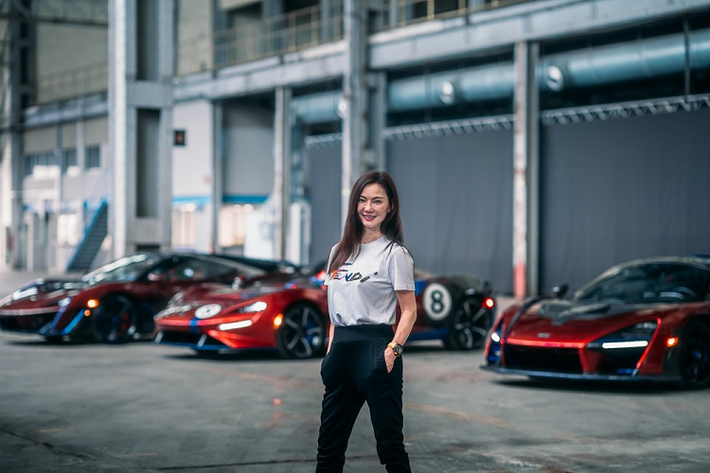 Nói đến những người đam mê siêu xe, người ta thường nghĩ ngay tới cánh mày râu. Tuy nhiên, trên thực tế, cũng có không ít người phụ nữ sở hữu những bộ sưu tập siêu xe đáng ngưỡng mộ. Nữ doanh nhân người Singapore, Amanda Toh-Steckler và McLaren là một ví dụ điển hình.