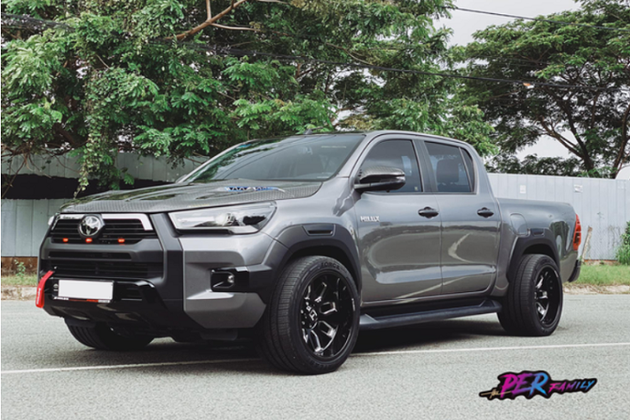 Theo chia sẻ của hãng độ, tổng số tiền mà chủ xe phải bỏ ra để lột xác chiếc Toyota Hilux là khoảng 300 triệu đồng và mất khoảng 1 tuần để hoàn thiện (chưa bao gồm thời gian đặt đồ về nước). Chiếc bán tải này cũng hoàn toàn có thể về trạng thái "zin" khi cần thiết.