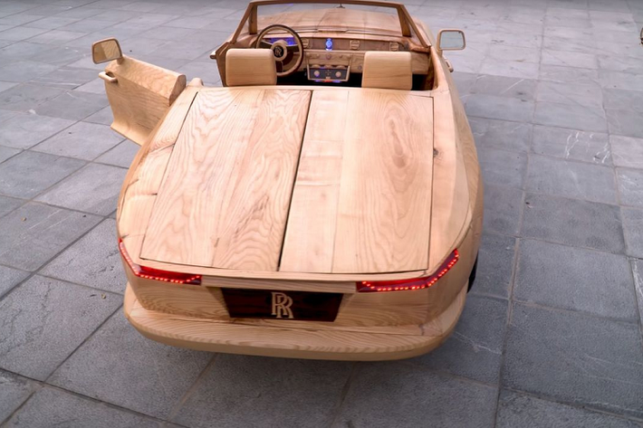 Tương tự như những tác phẩm mà anh đã từng sản xuất, Rolls-Royce Boat Tail được làm với kích thước nhỏ và được chạy bằng ắc quy. Chiếc ô tô gỗ này có thể chạy một cách trơn tru với những đường nét không khác gì phiên bản gốc.