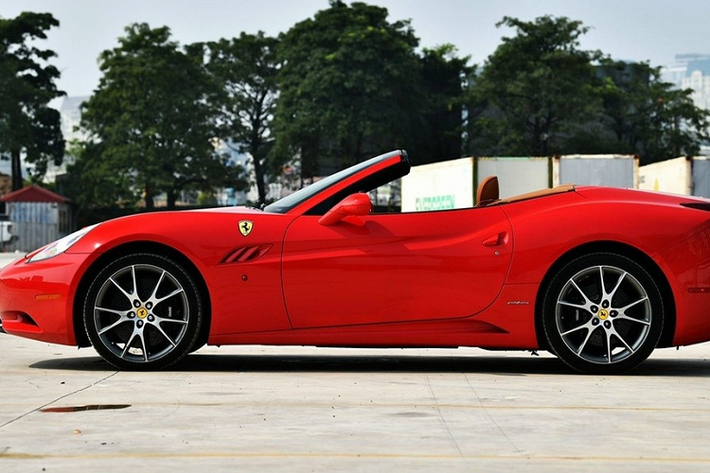 Cách đây hơn 1 tháng, chiếc siêu xe mui trần Ferrari California màu đỏ đã bất ngờ được không ít công ty nhập khẩu tư nhân chào bán với mức giá khoảng 10,5 tỷ đồng. Tuy nhiên đến hiện tại, giá xe Ferrari California mui trần chỉ còn 8,9 tỷ đồng.