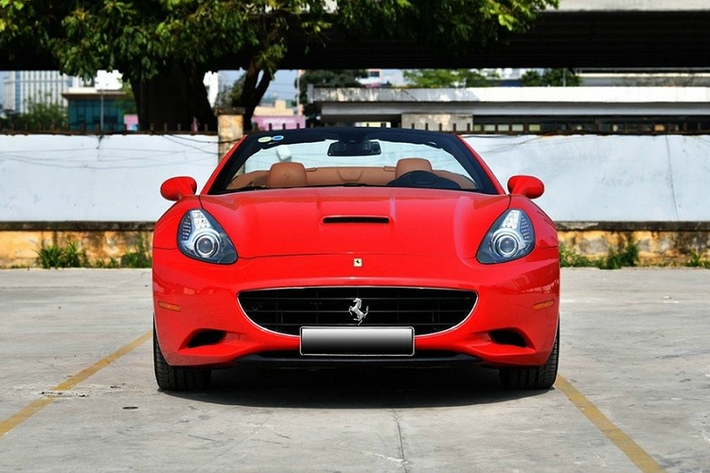 Trong số hàng chục chiếc siêu xe Ferrari mui trần tại Việt Nam, phiên bản California vẫn gây ấn tượng mạnh với thiết kế đẹp mắt và đây là dòng xe chuyên mui trần hiếm hoi của hãng ngựa chồm được các đại gia Việt ưa chuộng. Tại thị trường Việt Nam chỉ có đúng 4 chiếc siêu xe Ferrari California mui trần được mang về nước nên các thông tin rao bán mẫu xe này luôn nhận được sự quan tâm của giới chơi xe.