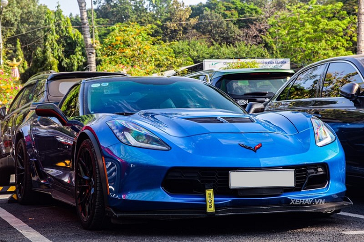 Là phiên bản mạnh mẽ và cao cấp nhất của Corvette C7, chiếc Chevrolet Corvette Z06 tại Việt Nam trong bài viết này sở hữu ngoại hình cơ bắp và hầm hố, đúng chất Mỹ.