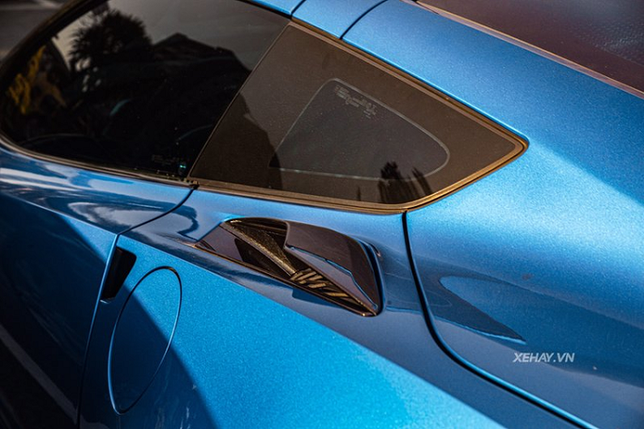 Chevrolet Corvette Z06 C7 dùng động cơ LT4 siêu nạp V8 6.2L sản sinh công suất 650 mã lực và mô-men xoắn cực đại 880Nm, kết hợp hộp số sàn 7 cấp hoặc số tự động 8 cấp cho phép xe tăng tốc từ 0 - 100 km/h chỉ trong 3,2 hoặc 3 giây.