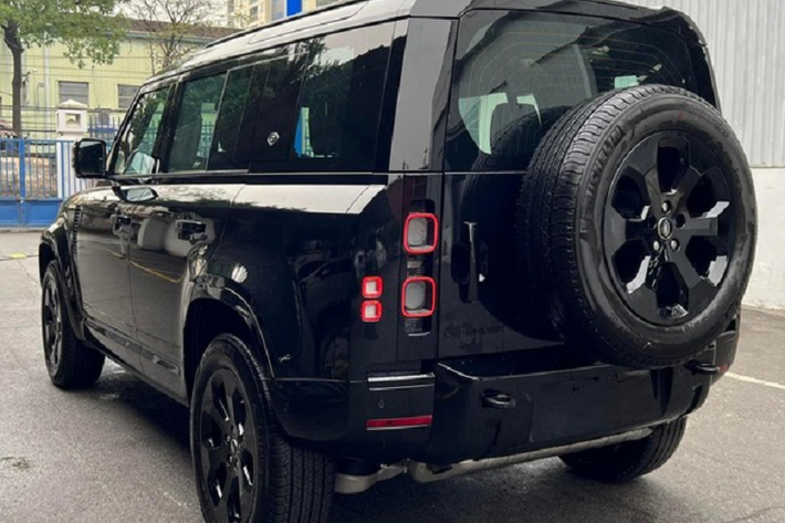 Khác với nhiều phiên bản Land Rover Defender X khác đang lăn bánh tại Việt Nam, chiếc Defender X biển ngũ quý 2 trong bài viết này thuộc biến thể Black Edition nên ngoại thất xe được hoàn thiện toàn bộ màu tối từ bộ áo, mâm xe, cản trước/sau, vỏ gương lưới tản nhiệt, mui xe đều được sơn màu đen, điểm nổi bật là kẹp phanh màu đỏ-cam và logo Land Rover không bị "nhuộm màu" ở bản Black Edition.
