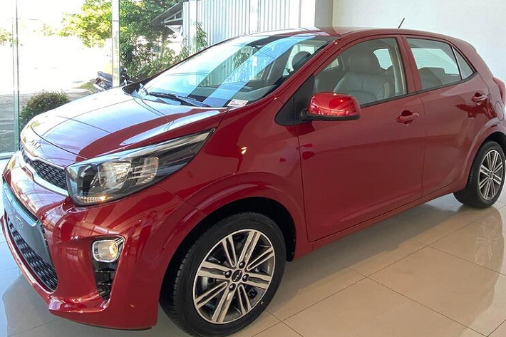 Tại Việt Nam, đối thủ của Kia Morning hiện tại chỉ còn Hyundai Grand i10, do các dòng như Toyota Wigo, Honda Brio và VinFast Fadil đều đã rời bỏ thị trường.