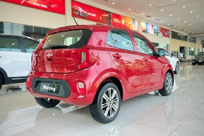 Những mẫu Kia Morning MT 2022 về Việt Nam cũng đã có mặt tại đại lý của KIA THACO. Hiện tại, thông số kỹ thuật của xe vẫn chưa được công bố. Chỉ biết rằng, Morning MT 2022 được trang bị động cơ 1.25L, cho công suất 83 mã lực và mô-men xoắn 120 Nm, kết hợp với hệ dẫn động cầu trước và hộp số sàn 5 cấp.