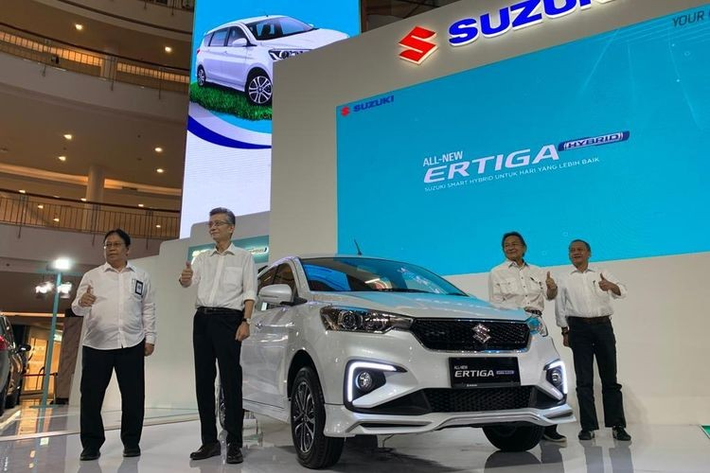 Mới đây, hãng Suzuki không chỉ giới thiệu Ertiga Hybrid mà còn vén màn cả Ertiga Sport phiên bản mới ở thị trường Indonesia. Tương tự Ertiga Hybrid, Suzuki Ertiga Sport 2022 mới ở thị trường Đông Nam Á này cũng được trang bị hệ truyền động mild hybrid mới.