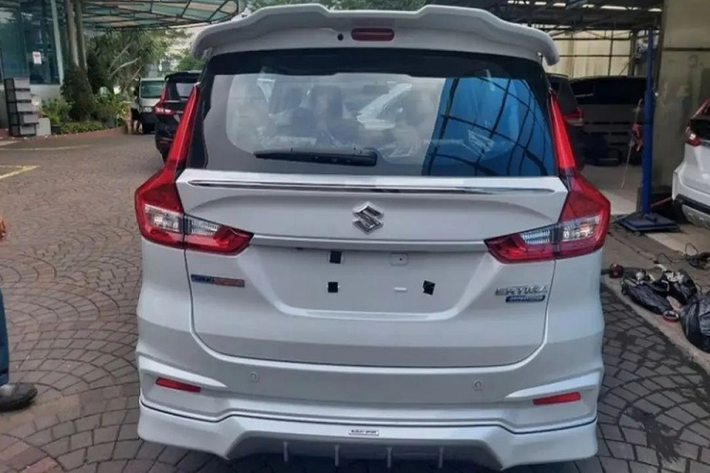 Trong khi đó, những trang bị còn lại của Suzuki Ertiga Sport 2022 không có gì khác biệt so với Ertiga Hybrid, bao gồm vô lăng vát đáy thể thao, màn hình đa thông tin trong bảng đồng hồ và màn hình thông tin giải trí 8 inch. Bảng đồng hồ của xe được nâng cấp nhẹ để hiển thị thông tin về hệ truyền động mild hybrid mới của Suzuki Ertiga Sport 2022.