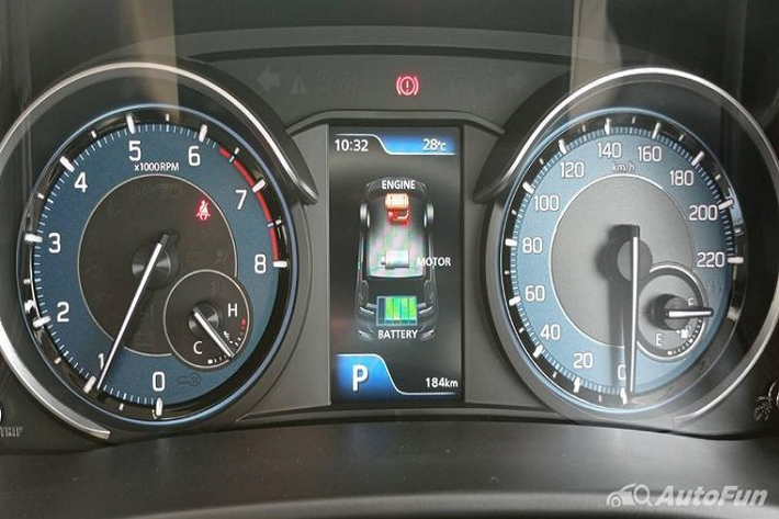 Phía sau mẫu xe này là cản sau ấn tượng hơn Suzuki Ertiga Hybrid 2022, tích hợp bộ khuếch tán gió. Cuối cùng là nẹp mạ crôm mới nằm sát kính sau. Cũng giống như ngoại thất, nội thất của Suzuki Ertiga Sport 2022 được thiết kế theo phong cách thể thao hơn nhờ chỉ khâu màu đỏ tương phản trên ghế và vô lăng. Ngoài ra, mẫu xe này còn có những chi tiết giả sợi carbon trên mặt táp-lô và mặt cửa.