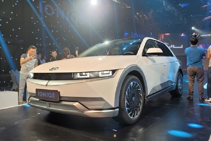 Bước vào bên trong mẫu SUV thuần điện này, người lái sẽ được chào đón bằng không gian nội thất mang cảm hứng "không gian sống" và có nhiều chất liệu thân thiện với môi trường. Thêm vào đó là nhiều trang bị tiện nghi như ghế bọc da chỉnh điện, bảng đồng hồ kỹ thuật số với màn hình 12,3 inch, màn hình thông tin giải trí 12,3 inch, hỗ trợ Apple CarPlay/Android Auto, hệ thống điều hòa tự động và hệ thống âm thanh Bose 8 loa.