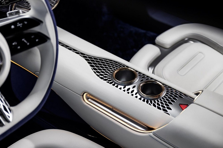Điểm nhấn tiếp theo của mẫu xe điện Mercedes-Benz Vision EQXX là cụm pin 900V với trọng lượng giảm 30% so với EQS, xuống còn 495 kg.