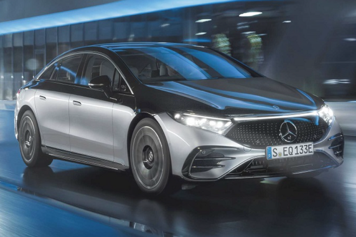 Mercedes-Benz EQS và EQB Vào hồi tháng 11/2021, Mercedes-Benz đã có buổi giới thiệu trực tuyến dòng xe sedan thuần điện cỡ lớn EQS. Mặc dù chưa có công bố chính thức nhưng EQS đã được liệt kê trong danh sách sản phẩm "sẽ ra mắt" của Mercedes-Benz Việt Nam.