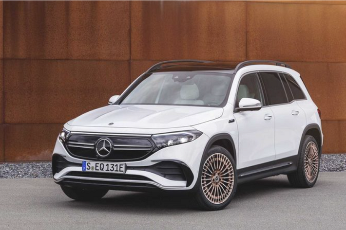 Cả 2 phiên bản EQS 450+ và EQS 580 4Matic có thể tăng tốc từ 0 - 100 km/h lần lượt trong 6,2 và 4,3 giây. Vận tốc giới hạn của EQS dừng lại ở mức 210 km/h và khả năng di chuyển tối đa phạm vi 770 km trong một lần sạc đầy. Bên cạnh mẫu sedan điện EQS, Mercedes-Benz Việt Nam cũng đã có thông tin về EQB, mẫu SUV 7 chỗ thuần điện tương đương với dòng GLB dùng động cơ đốt trong.