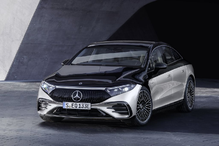 Trước đây, Mercedes-Benz EQS vốn từng được coi là một phiên bản điện hoá của dòng S-Class nhưng thực tế lại cho thấy, đây là một mẫu xe hoàn toàn khác biệt về mọi thứ từ thiết kế tới khung gầm,... . Thậm chí, nó còn có phần đẳng cấp hơn hẳn S-Class. Dựa trên những thông tin được đăng tải trên trang chủ của Mercedes-Benz Việt Nam, dòng xe EQS có thể được phân phối với 2 phiên bản là EQS 450+ và EQS 580 4Matic.