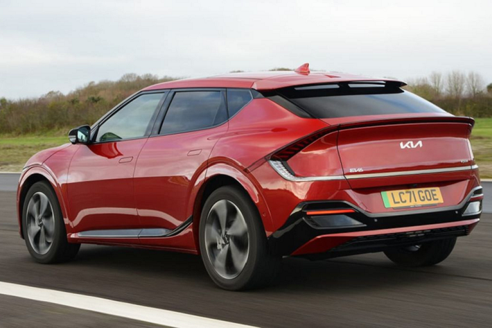 Kia EV6 được ra mắt toàn cầu vào hồi tháng 3/2021 và đây là mẫu xe điện đầu tiên của nhà sản xuất ôtô Hàn Quốc. EV6 là mẫu xe đầu tiên của Kia được phát triển dựa trên nền tảng E-GMP của tập đoàn Hyundai.