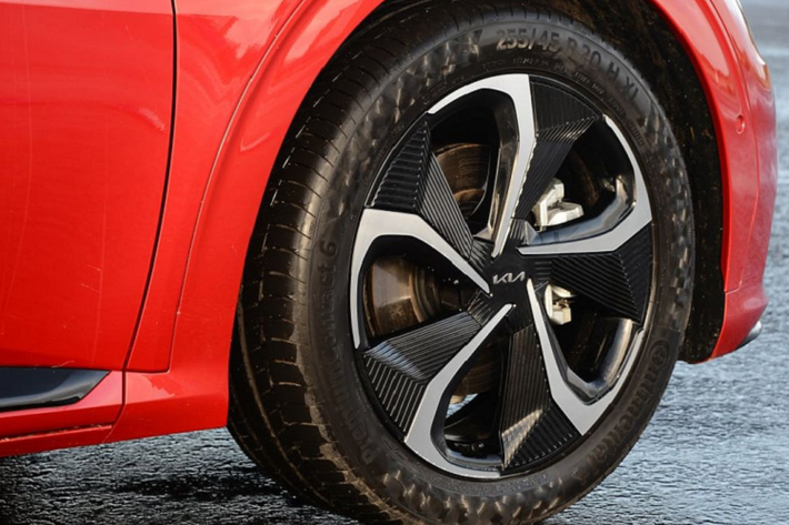 Tại thị trường quốc tế, Kia EV6 có nhiều phiên bản động cơ, sản sinh công suất từ 167 mã lực đến 576 mã lực, mô-men xoắn 350-605 Nm. Xe được trang bị hệ dẫn động cầu sau hoặc AWD. Ở phiên bản cao nhất, Kia EV6 có phạm vi hoạt động 510 km sau mỗi lần sạc đầy với gói pin 77,4 kWh và khả năng tăng tốc 0-100 km/h trong chỉ 3,5 giây, tương đương siêu xe.