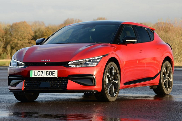 Kia EV6 Theo kế hoạch, Kia EV6 sẽ được bán tại Việt Nam trong quý II/2022 và đây sẽ là hãng xe thứ ba sau Porsche, VinFast bán xe điện chính thức tại dải đất hình chữ S.