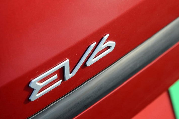 Nhìn tổng thể, Kia EV6 mang kiểu dáng SUV lai coupe với những đường nét hiện đại, năng động, thể thao nhờ áp dụng ngôn ngữ thiết kế Opposites United mới. Xe có chiều dài x rộng x cao tương ứng 4.695 x 1.890 x 1.550 mm, chiều dài cơ sở 2.900 mm. Số đo này không chênh lệch quá nhiều so với VinFast VF8.