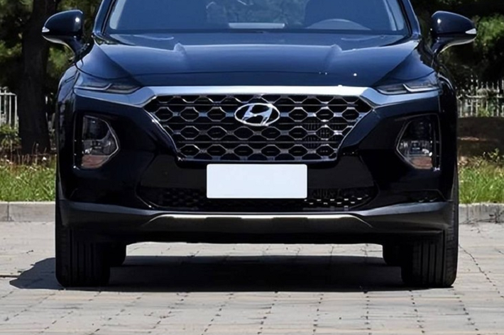 Nhờ chiều dài 4.930 mm, chiều rộng 1.910 mm, chiều cao 1.720 mm và chiều dài cơ sở 2.865 mm, Hyundai SantaFe mang đến không gian nội thất 6 chỗ rộng rãi cho người dùng. Hai bên màn hình này vẫn là đồng hồ analogue, thua kém cả những mẫu xe có tầm giá 100.000 Nhân dân tệ (khoảng 350 triệu đồng) tại Trung Quốc. Trang bị này đã làm giảm cảm giác công nghệ cao cho nội thất - yếu tố quan trọng với khách hàng Trung Quốc khi mua xe.