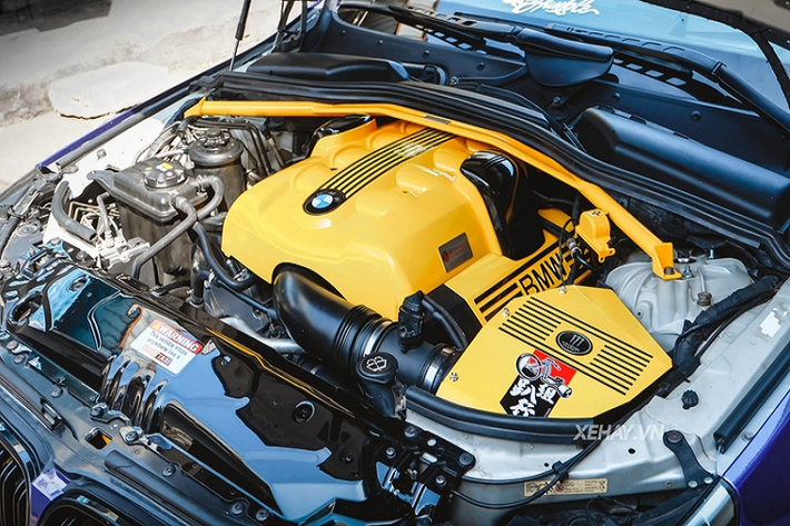 Chiếc BMW 545i này cũng được chủ nhân trang bị thêm bộ ghế thể thao phía trong và vô lăng bọc sợi carbon để tăng thêm vẻ thể thao. Cung cấp sức mạnh cho xe là động cơ V8 4.4L, hút khí tự nhiên, cho công suất lên tới 333 mã lực và mô-men xoắn cực đại 450Nm.