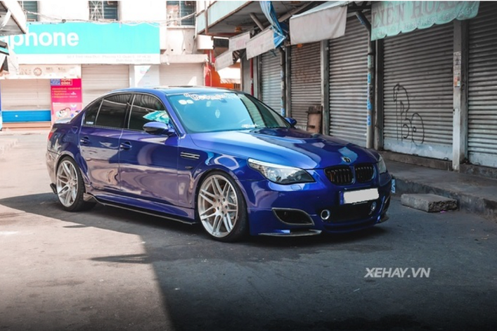 Ở thời điểm ra mắt cách đây hơn 17 năm, BMW 545i gây được tiếng vang lớn vì thiết kế thể thao và sức mạnh ấn tượng, chỉ xếp sau bản M5 huyền thoại. Tuy nhiên, BMW 5-Series thế hệ E60 lại khá "kén khách" ở Việt Nam cho nên số lượng xe về nước không nhiều, chỉ đếm trên đầu ngón tay.