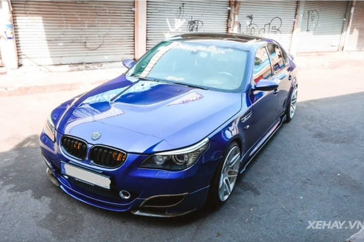Cụ thể, xe được "lên đời" bodykit của BMW bản độ M5 Wald International. Được biết, để có được bộ bodykit này chủ xe đã phải đấu giá qua một cửa hàng ở Nhật Bản, rồi mới đưa về Việt Nam vì trên thị trường bộ phụ kiện này đã không còn hàng để bán nữa.