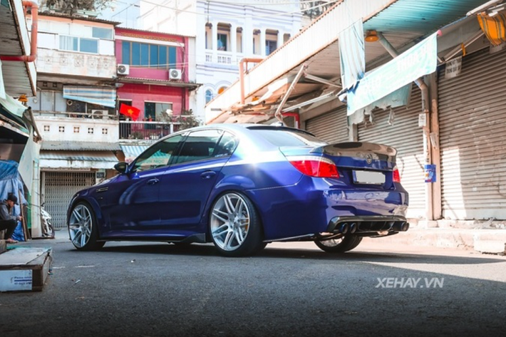 Kèm theo bộ bodykit hầm hố là những chi tiết làm bằng sợi carbon được gắn quanh xe như líp trước, líp sau, ốp hông, cánh gió đuôi phía sau...giúp chiếc 545i dường như "lột xác" trở thành một chiếc BMW M5 cá tính.