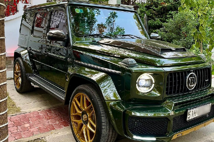 Ban đầu, chiếc xe Mercedes-AMG G63 Edition 1 của Di Băng có màu sơn đen mờ, sau đó, chủ nhân trang trí thêm các chi tiết màu cam để tạo điểm nhấn. Sau hơn 1 năm mang bộ áo này, cô muốn đổi phong cách cho xe để chơi Tết Nguyên đán. Trước đó, chiếc xe Lamborghini Huracan LP610-4 độ khủng của vợ chồng cô cũng được thay áo mới